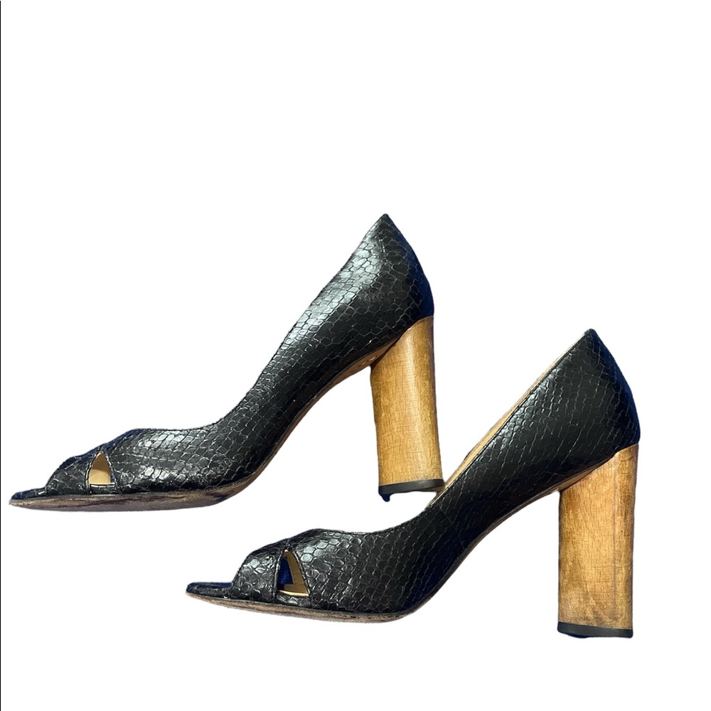 🥰 Beautiful Genuine leather black large heel.